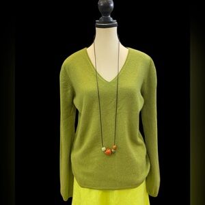 100% cashmere decoratively mended V-neck in olive green size L
